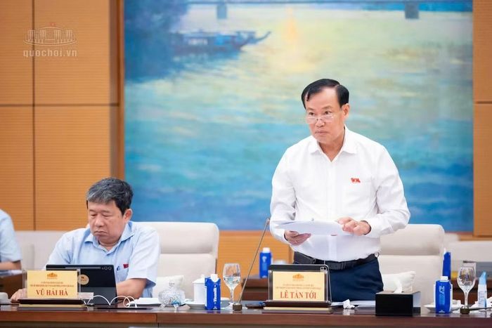Chủ nhiệm Ủy ban Quốc phòng, An ninh và Đối ngoại, Thượng tướng Lê Tấn Tới trình bày Báo cáo tóm tắt Thẩm tra sơ bộ dự án Luật Thỏa thuận quốc tế (sửa đổi). Ảnh QH.