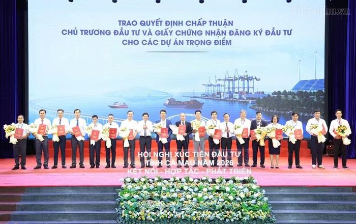 UBND tỉnh Cà Mau trao Quyết định chủ trương đầu tư, Giấy chứng nhận đăng ký đầu tư, Giấy chứng nhận cam kết đầu tư cho các doanh nghiệp - Ảnh: VGP