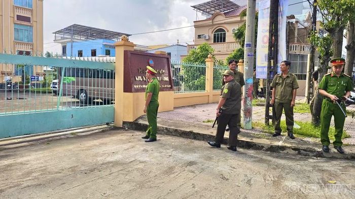 Phiên tòa được mở công khai tại trụ sở Tòa án nhân dân khu vực 4, tỉnh Vĩnh Long (nằm trên địa bàn xã Trung Thành, tỉnh Vĩnh Long)