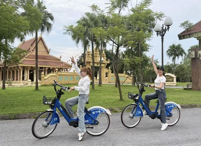 Du khách có thể khám phá không gian Làng Văn hóa bằng xe điện trợ lực. Ảnh: Huy An