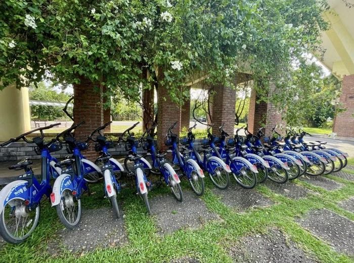 Tại Làng có 3 trạm xe đạp trợ lực điện, thuận tiện cho du khách nhận xe ngay khi bắt đầu hành trình tham quan. Ảnh: Huy An
