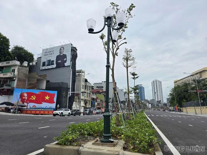 Trong khi đó, đoạn Voi Phục - Nguyễn Chí Thanh và đoạn từ Nguyễn Chí Thanh đến phố Thành Công (dài khoảng 750 m) đều đã được thảm nhựa, sơn kẻ đường, hoàn thiện cây xanh và hệ thống chiếu sáng. Các khu vực còn lại đang được các nhà thầu tập trung hoàn thiện vỉa hè, hố ga và hào kỹ thuật để đưa công trình sớm về đích. Ảnh: Hà Đương