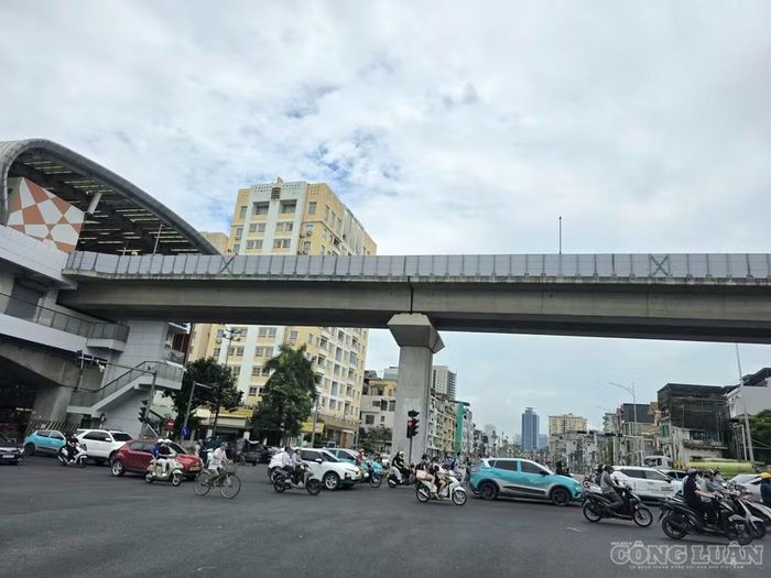 Sinh sống tại đường La Thành, anh Phạm Đức Huy bày tỏ sự phấn khởi khi chứng kiến những đoạn đường đầu tiên của dự án dần thành hình. Anh Huy cho biết người dân ở đây ai cũng mong đường sá khang trang, thông thoáng hơn, tương xứng với bộ mặt của Thủ đô. "Dự án đã kéo dài nhiều năm. Quá trình thi công đôi lúc ảnh hưởng đến sinh hoạt nên chúng tôi đều mong công trình được đẩy nhanh tiến độ và sớm hoàn thành”, anh Huy nói. Ảnh: Hà Đương