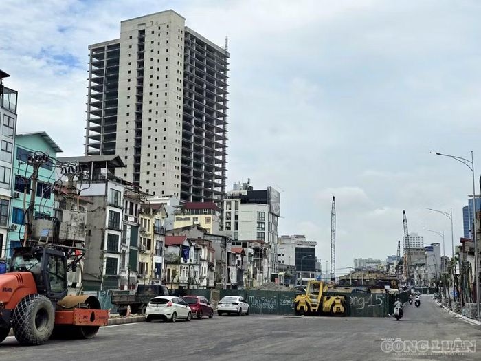 Hiện Sở Xây dựng được giao chủ trì, phối hợp cùng lực lượng Cảnh sát giao thông, chính quyền địa phương và các đơn vị chuyên ngành rà soát toàn diện tuyến đường. Các hạng mục an toàn kỹ thuật như chiếu sáng, sơn kẻ đường, phân làn và hạ tầng an toàn phải được kiểm tra nghiêm ngặt trước khi cho phép lưu thông. Đoạn nào đủ điều kiện an toàn mới được tổ chức thông xe. Ảnh: Hà Đương