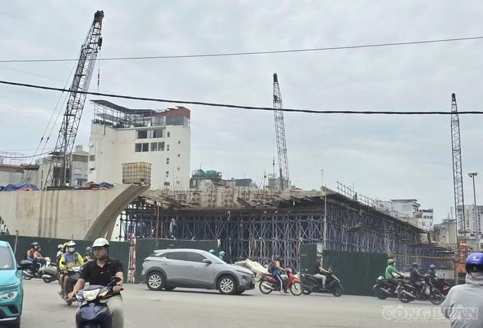 Bên cạnh phần đường chính, hai cầu vượt lớn tại nút giao Láng Hạ và Nguyễn Chí Thanh cũng đang được đẩy mạnh thi công với mục tiêu hoàn thành trong năm 2026. Ảnh: Hà Đương