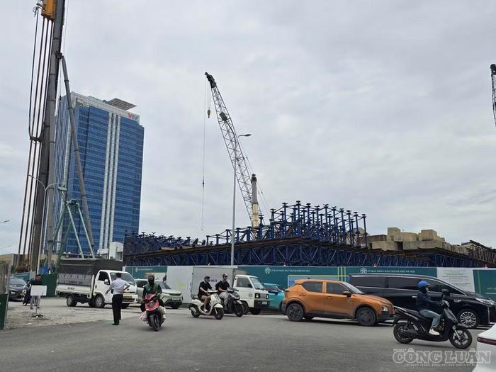 Tuy nhiên, khó khăn lớn nhất hiện nay nằm ở nút giao Nguyễn Chí Thanh, nơi công trình cầu vượt Vành đai 1 có sự giao cắt, chồng lấn với dự án tuyến đường sắt đô thị chạy ngầm phía dưới. Để tháo gỡ nút thắt này, Ban Quản lý dự án dân dụng TP Hà Nội đang phối hợp cùng Ban Quản lý đường sắt đô thị Hà Nội cùng các sở, ngành liên quan để thống nhất phương án thi công tối ưu. Sở Xây dựng hiện đang chủ trì, phối hợp để đưa ra giải pháp thi công vừa bảo đảm tiến độ của dự án Vành đai 1, vừa cam kết an toàn tuyệt đối và tránh gây ảnh hưởng cho công trình đường sắt đô thị chạy ngầm bên dưới. Ảnh: Hà Đương