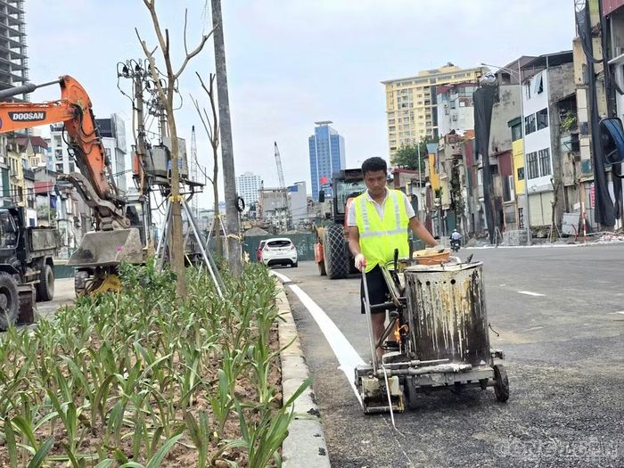 Ban Quản lý Dự án đầu tư xây dựng các công trình dân dụng TP Hà Nội (chủ đầu tư) cho biết đơn vị đang phối hợp chặt chẽ với các nhà thầu để khắc phục khó khăn do thời tiết, đồng thời tập trung nhân lực và thiết bị nhằm bảo đảm mục tiêu thông xe kỹ thuật toàn tuyến dịp Quốc khánh 2/9. Ảnh: Hà Đương