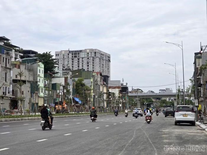 Tại đoạn Hoàng Cầu - Láng Hạ, phần mặt đường đã cơ bản hoàn thành. Ảnh: Hà Đương