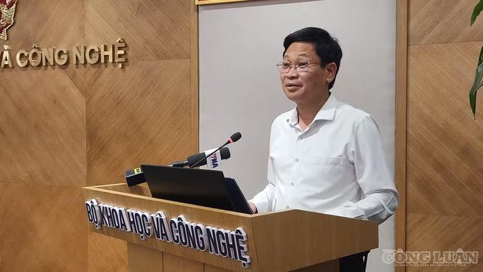  Ông Nguyễn Khắc Lịch, Cục trưởng Cục Công nghệ số và Trí tuệ nhân tạo phát biểu tại họp báo . ﻿Ảnh: Phùng Thọ. 