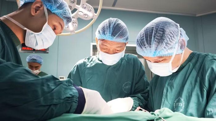  Cuộc phẫu thuật thành công nhờ sự phối hợp khẩn trương, nhịp nhàng của nhiều chuyên khoa. ﻿Ảnh: Bệnh viện cung cấp 