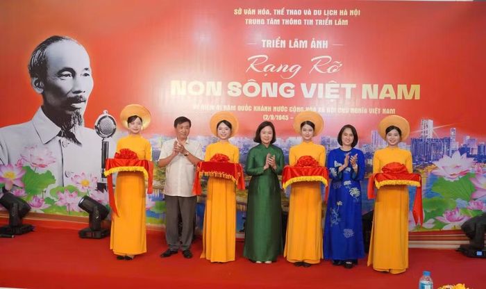 Đại biểu cắt băng khai mạc triển lãm ảnh “Rạng rỡ non sông Việt Nam”. Ảnh: BTC
