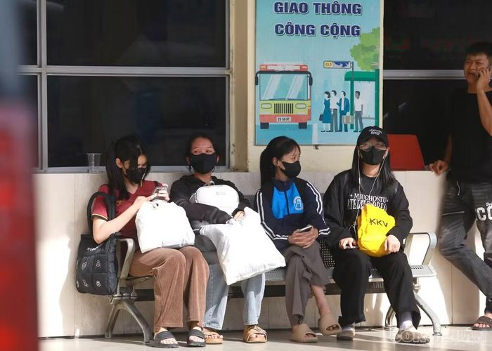 “Nhà tôi ở quê nên cứ được nghỉ là tranh thủ về sớm. Hôm nay dù nắng nhưng tôi vẫn cố gắng ra bến xe từ đầu giờ chiều để đi trước, chứ để đến tối sợ đông người, phải chờ lâu”, một người dân chia sẻ.