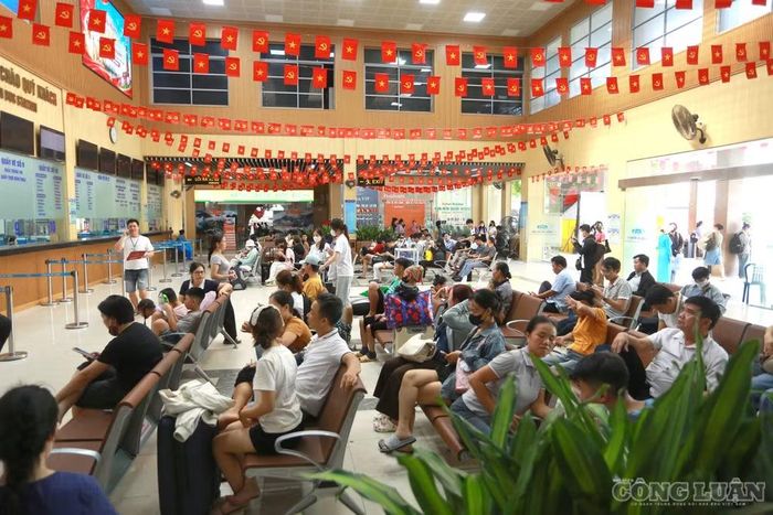 Bên trong nhà chờ, nhiều hành khách ngồi chờ đến giờ xe khởi hành.