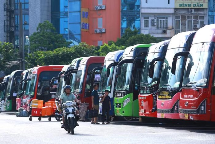 Theo thông tin từ Bến xe Mỹ Đình, trong những ngày cao điểm dịp lễ, lượng hành khách qua bến có thể lên tới khoảng 12.000-13.000 lượt người mỗi ngày. Các đơn vị vận tải được yêu cầu chủ động phương tiện, đáp ứng nhu cầu đi lại tăng cao của người dân.