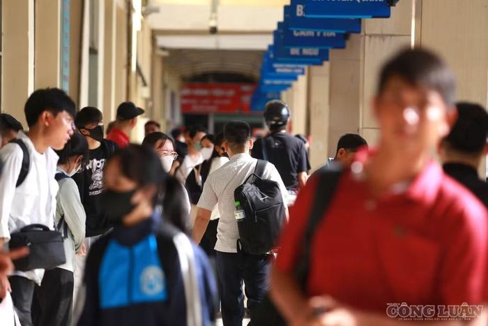 Tại khu vực các phương tiện đỗ, dòng người liên tục di chuyển, tạo nên không khí sôi động hơn ngày thường.