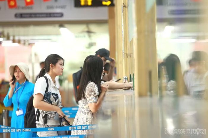 Nhiều hành khách tranh thủ mua vé sớm.