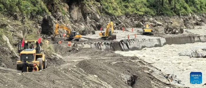 Xe cứu hộ dọn dẹp đoạn đường dẫn đến cảng Gyirong ở Xigaze, Khu tự trị Tây Tạng, Trung Quốc, ngày 27/8. Ảnh: Tân Hoa Xã