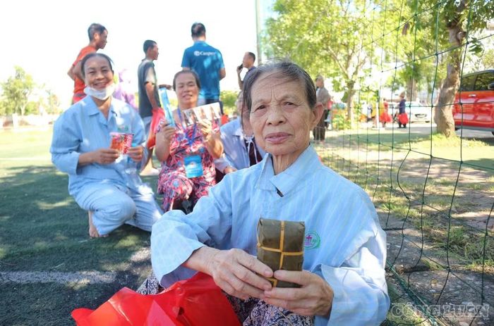 Bà Sáu xúc động trước những món quà thiết thực được gửi tặng. Ảnh: Kim Long