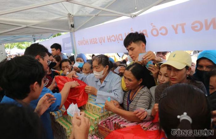 Người bệnh được chọn những món đồ cần thiết tại hội chợ. Ảnh: Kim Long