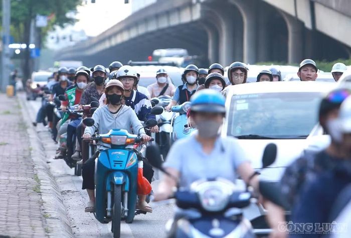 Ô tô, xe máy di chuyển chậm, có thời điểm xếp thành hàng dài. Dòng phương tiện nối đuôi nhau rời trung tâm thành phố để về quê nghỉ lễ.