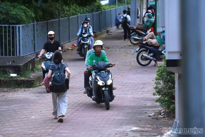 Do dưới đường chính ùn tắc, nhiều phương tiện xe máy đã di chuyển lên vỉa hè để đi.