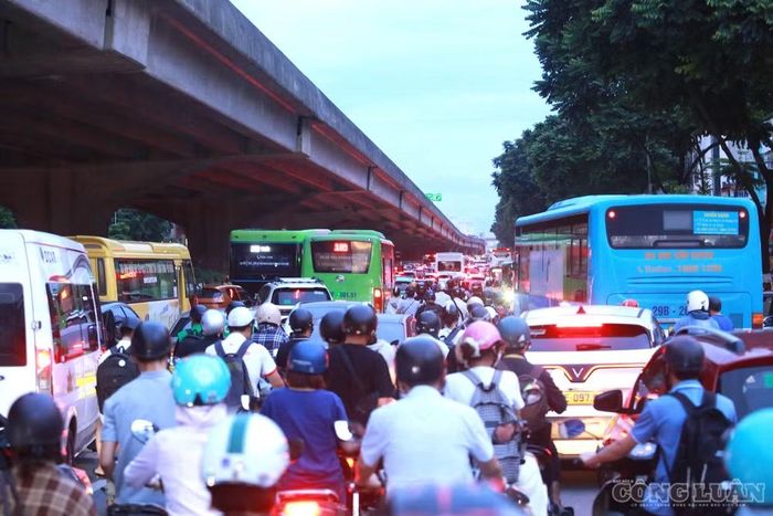 Ùn tắc kéo dài dọc tuyến đường Khuất Duy Tiến.