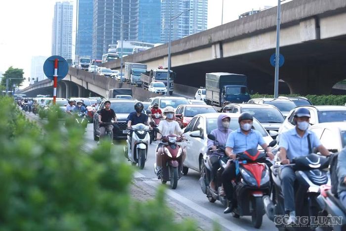 Dọc tuyến Phạm Hùng – Khuất Duy Tiến – Nguyễn Xiển và đường trên cao Vành đai 3, dòng xe ùn ứ kéo dài, đặc biệt theo hướng về bến xe Nước Ngầm và cao tốc Pháp Vân.