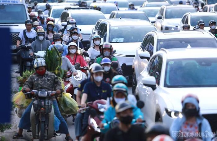 Nhiều người tranh thủ rời Hà Nội ngay sau khi kết thúc ngày làm việc để tránh lượng phương tiện tăng cao trong những ngày tới.