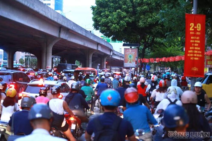 Đến 19h cùng ngày, lưu lượng phương tiện càng tăng cao. Người dân di chuyển kín cả mặt đường lẫn vỉa hè.