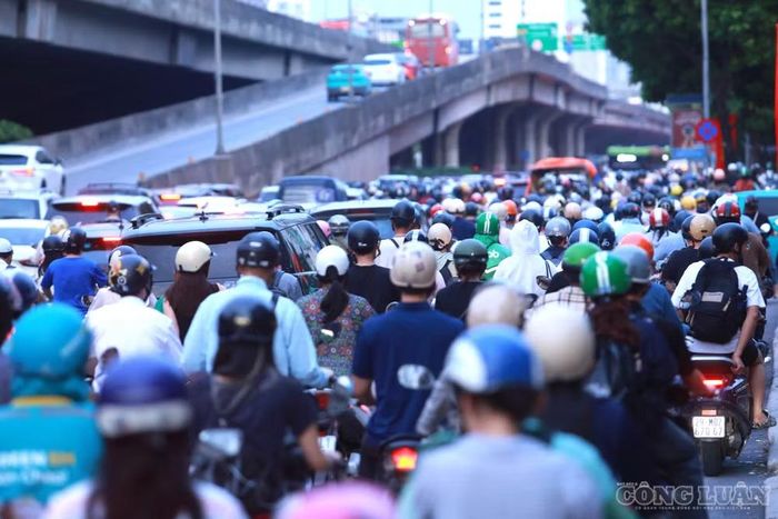 Tại nhiều khu vực ô tô, xe máy chen kín mặt đường vào cuối giờ chiều.