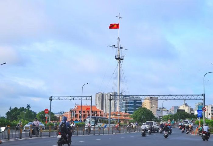 Cuối tuần, TP HCM có nắng gián đoạn, chiều tối xuất hiện mưa dông. Ảnh: Cao An Biên.