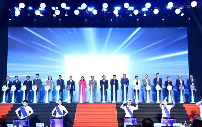 Nguyên Chủ tịch nước Trương Tấn Sang, Phó Thủ tướng Chính phủ Lê Tiến Châu và các đại biểu thực hiện nghi thức khởi công đồng loạt 13 công trình với tổng vốn khoảng 116 nghìn tỷ đồng - Ảnh: VGP