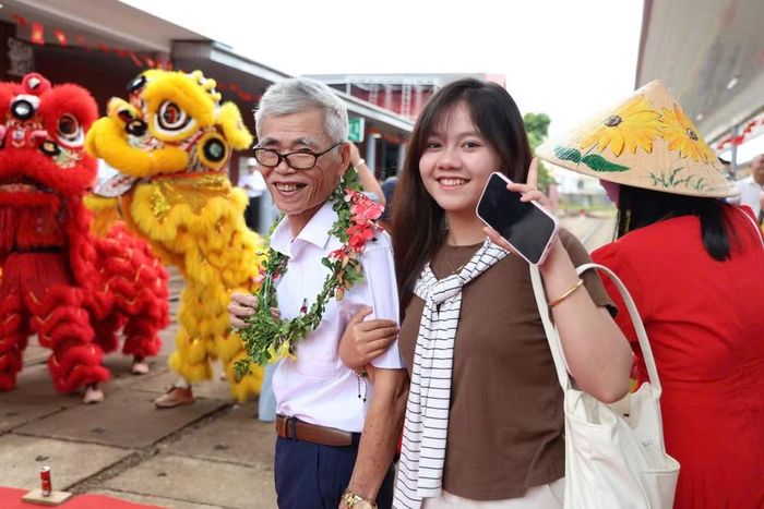 Đông đảo hành khách ủng hộ sản phẩm mới của ngành đường sắt. Ảnh: VNR.
