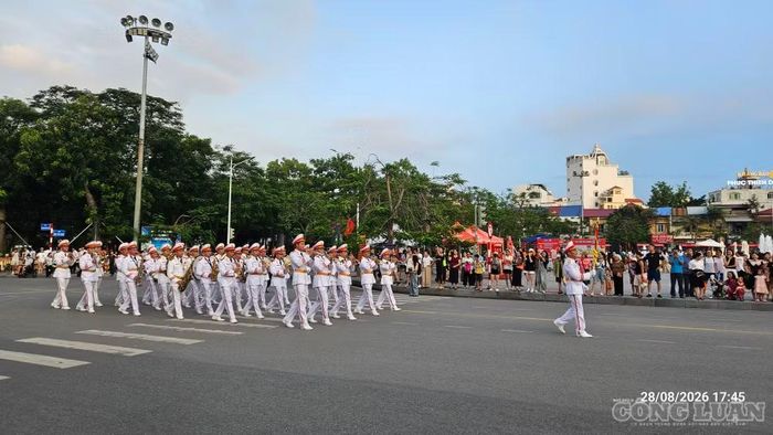 Đi đầu khối diễu hành là Đoàn Quân nhạc, biểu tượng của khí thế, kỷ luật và sức sống mạnh mẽ của một thành phố Cảng.