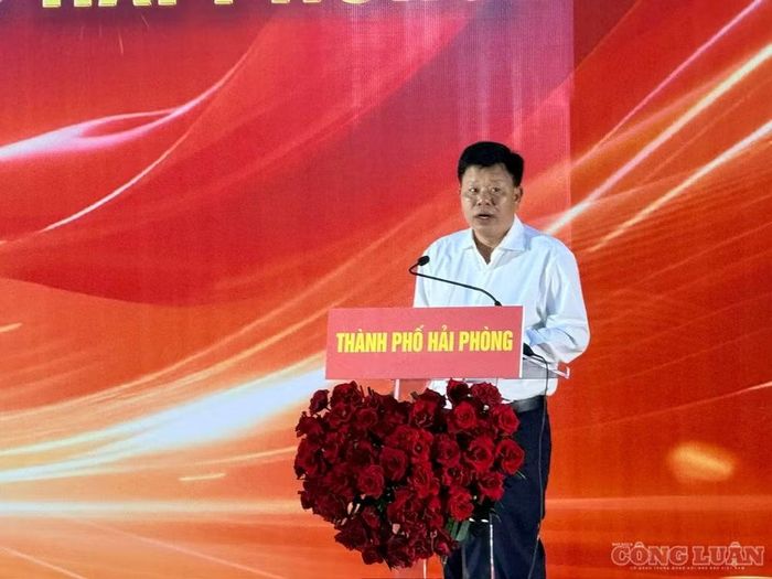 Ông Lê Trung Kiên - Phó Chủ tịch UBND thành phố Hải Phòng - phát biểu khai mạc Phố đi bộ, ẩm thực và các hoạt động phát triển kinh tế ban đêm khu vực Dải vườn hoa trung tâm và Nhà hát thành phố.