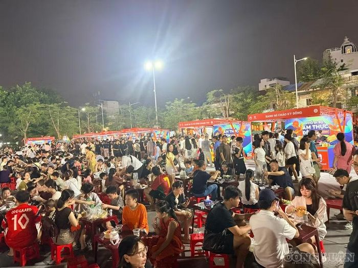 Hàng nghìn người dân và du khách tham gia trải nghiệm, thưởng thức ẩm thực Hải Phòng tại không gian Phố đi bộ.