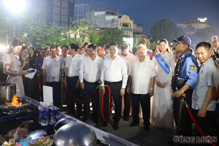 Lãnh đạo thành phố Hải Phòng thăm quan không gian phố đi bộ và các gian hàng ẩm thực.