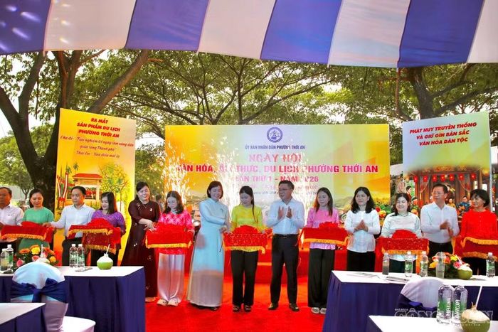 Đại biểu, lãnh đạo cắt băng khai mạc ngày hội.
