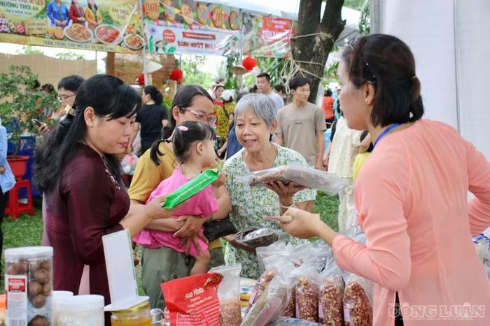 Người dân thưởng thức và mua các đặc sản, sản phẩm OCOP.