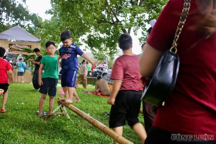 Không gian vui chơi với nhiều trò chơi dân gian khiến nhiều gia đình có trẻ em thích thú.