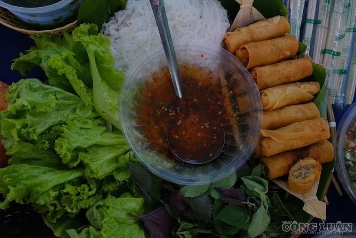 Các món ăn dân gian, truyền thống của người Việt Nam được bày trí bắt mắt, hấp dẫn du khách.