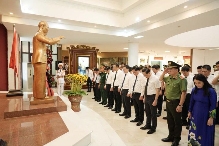 Lãnh đạo TP Huế dâng hoa và dành một phút mặc niệm bày tỏ lòng thành kính và biết ơn sâu sắc đối với công lao to lớn của Chủ tịch Hồ Chí Minh. (Ảnh: Minh Hiếu)