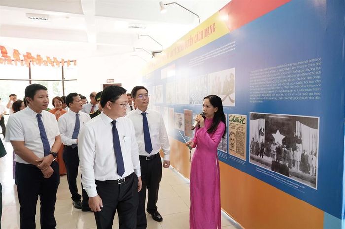 Triển lãm “Chủ tịch Hồ Chí Minh với những mốc lịch sử năm 1946” là dịp để Nhân dân và du khách tri ân công lao to lớn của Chủ tịch Hồ Chí Minh và các thế hệ cha anh. (Ảnh: Minh Hiếu)