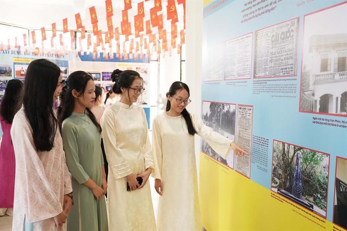 Du khách tham quan tại triển lãm. (Ảnh: Minh Hiếu)