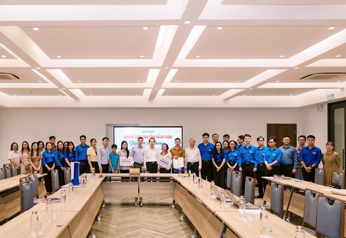 Bộ trưởng Hoàng Thanh Tùng, Phó Bí Thư chuyên trách Đảng uỷ Bộ Nguyễn Quang Thái chụp ảnh lưu niệm cùng các gia đình công chức, viên chức thuộc Bộ có hoàn cảnh đặc biệt.