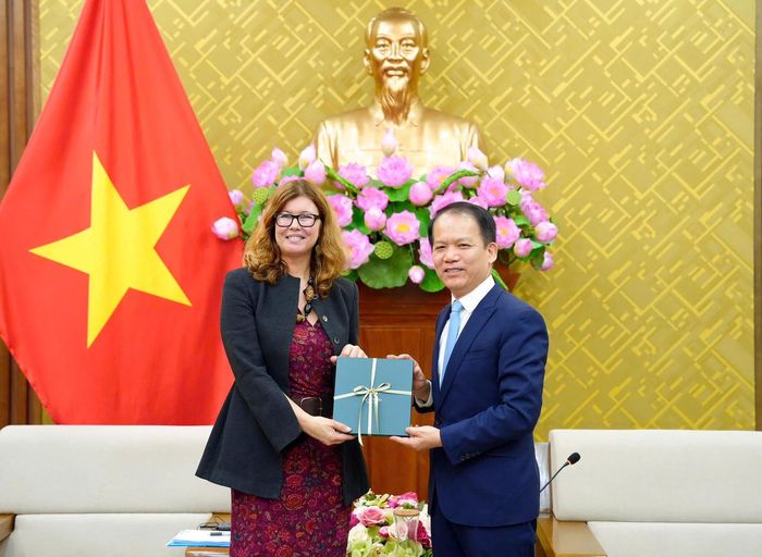 Bộ trưởng Hoàng Thanh Tùng tặng quà lưu niệm cho bà Silvia Danailov.
