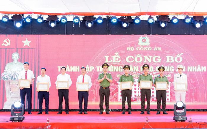 Thứ trưởng Bộ Công an Phạm Thế Tùng trao tặng Bằng khen cho 3 tập thể và 5 cá nhân vì đã có thành tích xuất sắc trong việc thành lập Trường Văn hóa CAND VI (ảnh Công an cung cấp)
