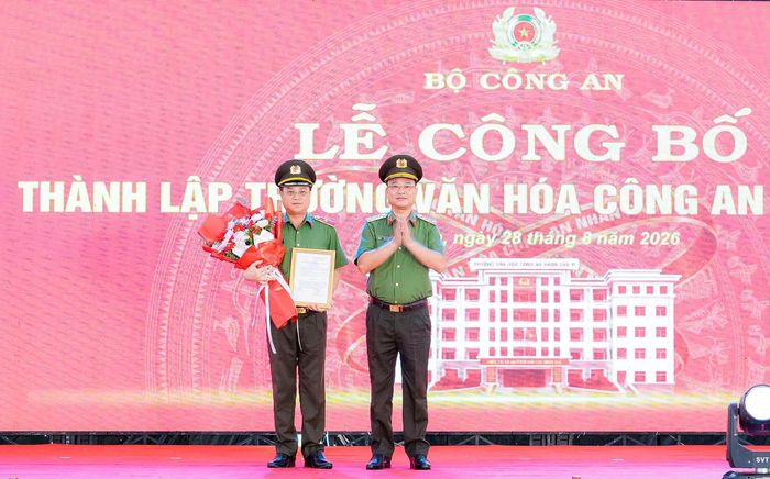 Thứ trưởng Bộ Công an Phạm Thế Tùng trao Quyết định bổ sung Trường Văn hóa CAND VI vào tổ chức bộ máy của Công an tỉnh Nghệ An (ảnh Công an cung cấp)