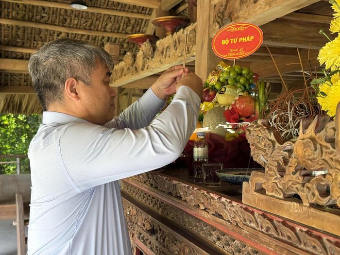 Thứ trưởng Nguyễn Thanh Tú dâng hương (Ảnh Ngọc Phúc)