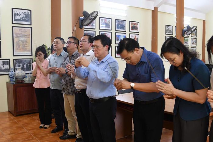 Đoàn đại biểu Bộ Tư pháp dâng hương tưởng niệm Chủ tịch Hồ Chí Minh tại Nhà tưởng niệm Khu Di tích.Ảnh: Ngọc Phúc